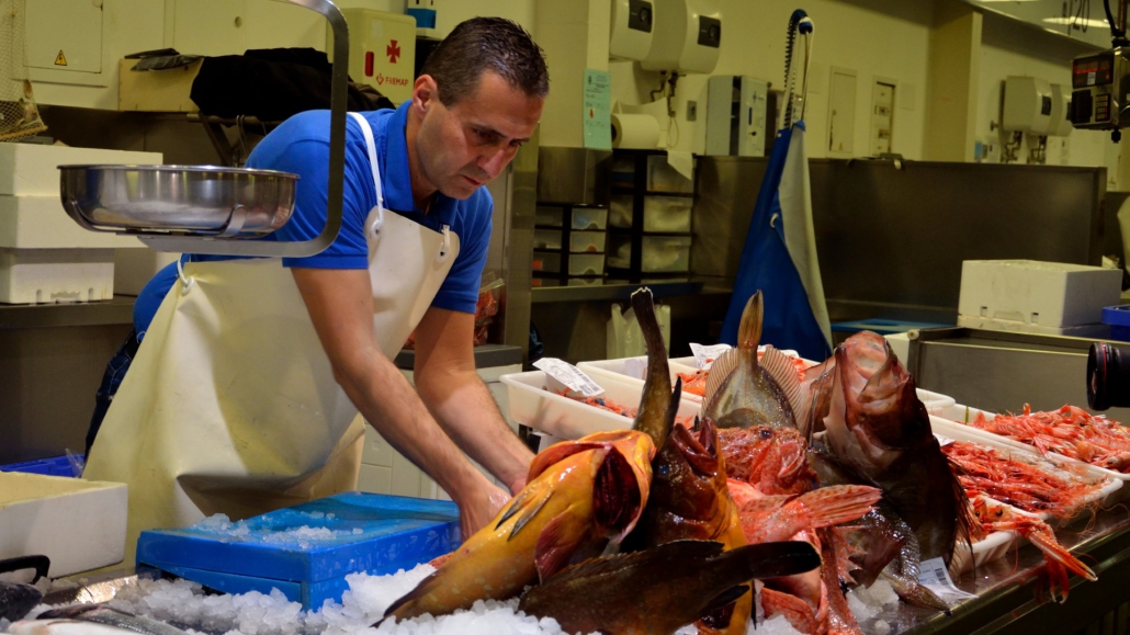 Preparando el puesto en el mercado central de Almería Almería a Levante