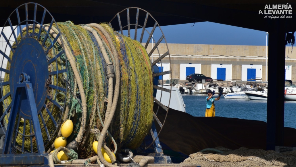 Maniobra de atraque en el muelle interior del puerto pesquero de Carboneras (Almería a Levante II)